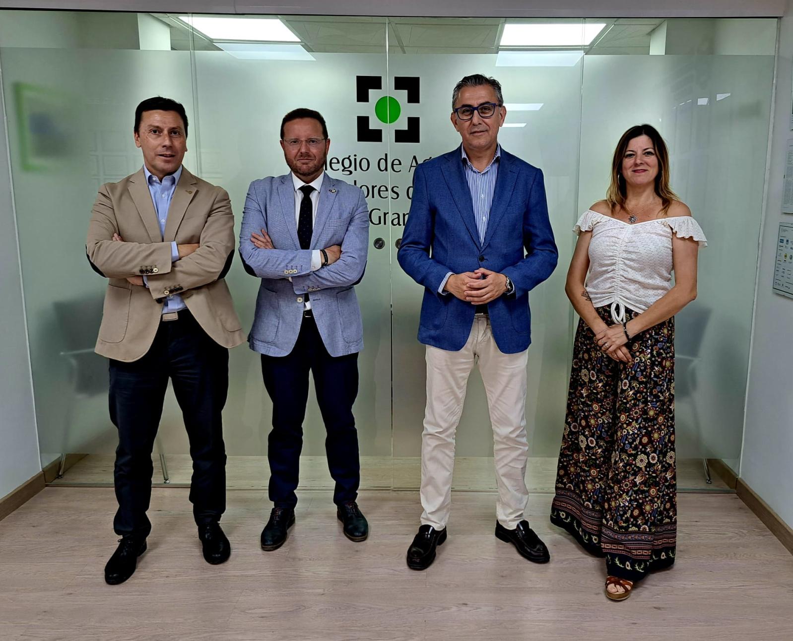 D'esquerra a dreta, el director de la Sucursal de Corredors de Granada de Plus Ultra Seguros, Raúl Molina; el President del Col·legi de Mediadors d'Assegurances de Granada, Genaro Sánchez; el director de Zona de Corredors d'Andalusia Oriental i Múrcia de Plus Ultra Seguros, Alberto Bartolomé; i la vicepresidenta del Col·legi de Mediadors d'Assegurances de Granada, Laura Molero. 