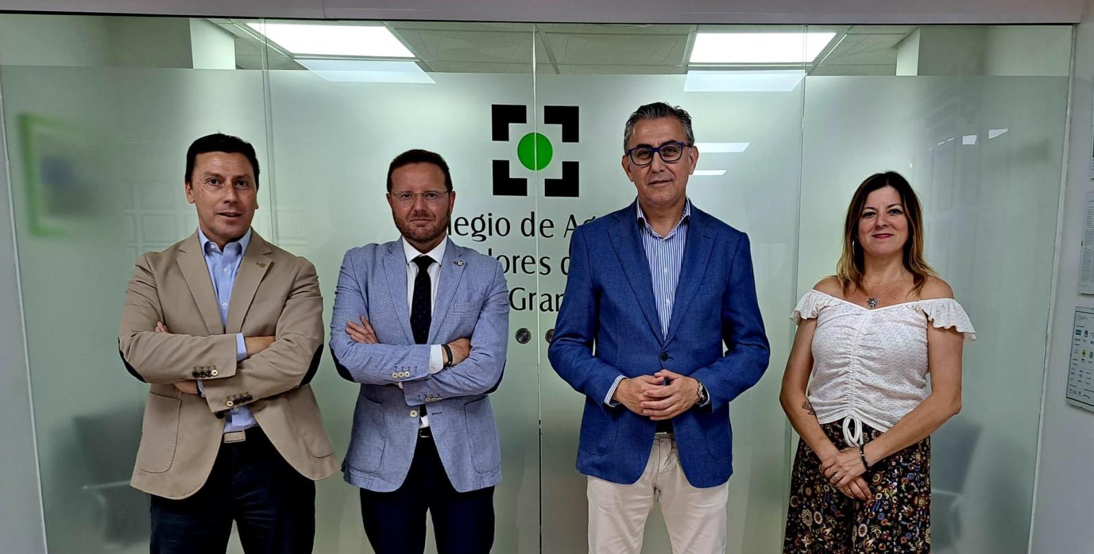 De izquierda a derecha, el director de la Sucursal de Corredores de Granada de Plus Ultra Seguros, Raúl Molina; el Presidente del Colegio de Mediadores de Seguros de Granada, Genaro Sánchez; el director de Zona de Corredores de Andalucía Oriental y Murcia de Plus Ultra Seguros, Alberto Bartolomé; y la vicepresidenta del Colegio de Mediadores de Seguros de Granada, Laura Molero. 