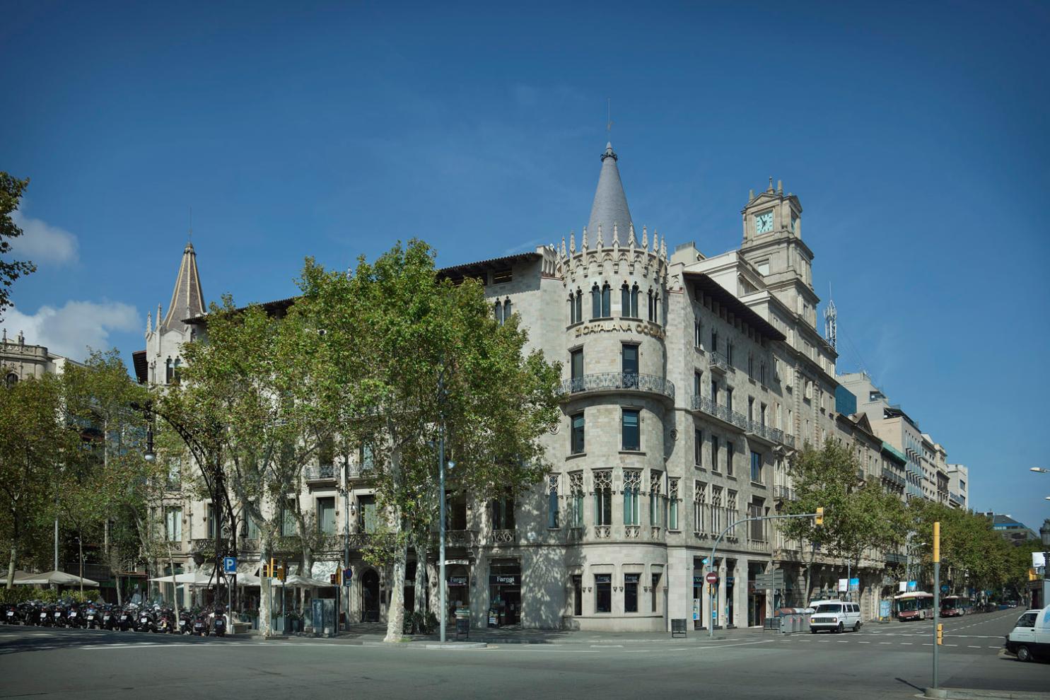 El Palau Pasqual i Pons se encuentra en Paseo de Gracia 2-4