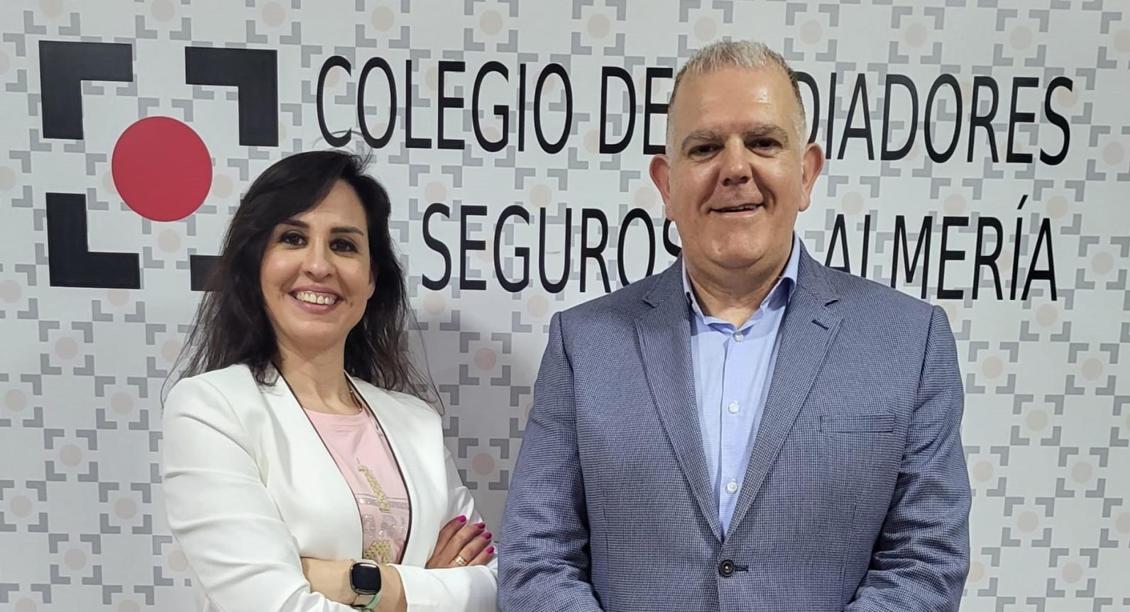 La presidenta del Colegio de Mediadores de Seguros de Almería, Elena Linares, junto al director de la Sucursal de Almería de Plus Ultra Seguros, José Manuel Romero