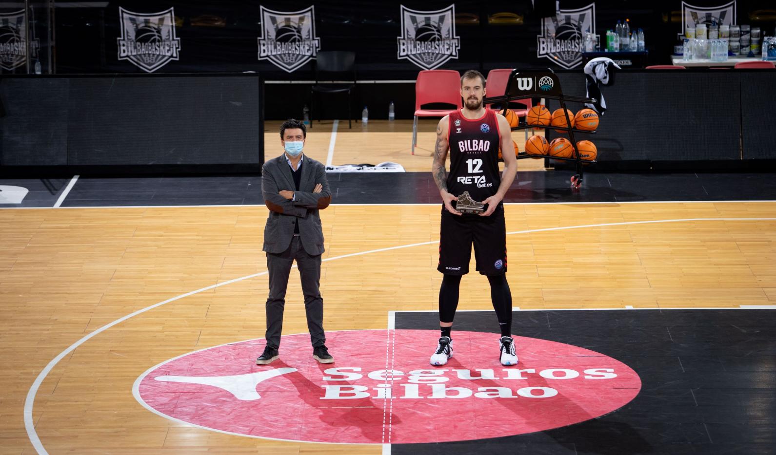 Seguros Bilbao entrega el trofeo Jugador más seguro a Ondrej Balvin